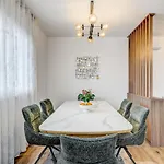 Deluxe Suite, 3 Bedrooms, 2 Bathrooms, Parking Appartamento Traù
