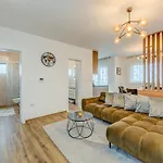Deluxe Suite, 3 Bedrooms, 2 Bathrooms, Parking *