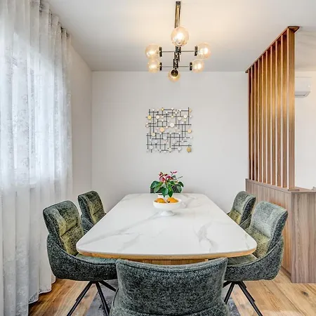Deluxe Suite, 3 Bedrooms, 2 Bathrooms, Parking Apartamento Trogir