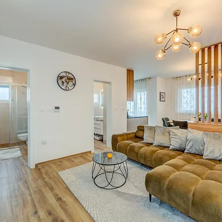 Deluxe Suite, 3 Bedrooms, 2 Bathrooms, Parking *
