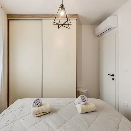 Deluxe Suite, 3 Bedrooms, 2 Bathrooms, Parking Apartamento Trogir