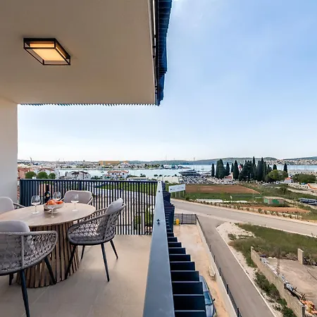 Deluxe Suite, 3 Bedrooms, 2 Bathrooms, Parking Apartamento Trogir