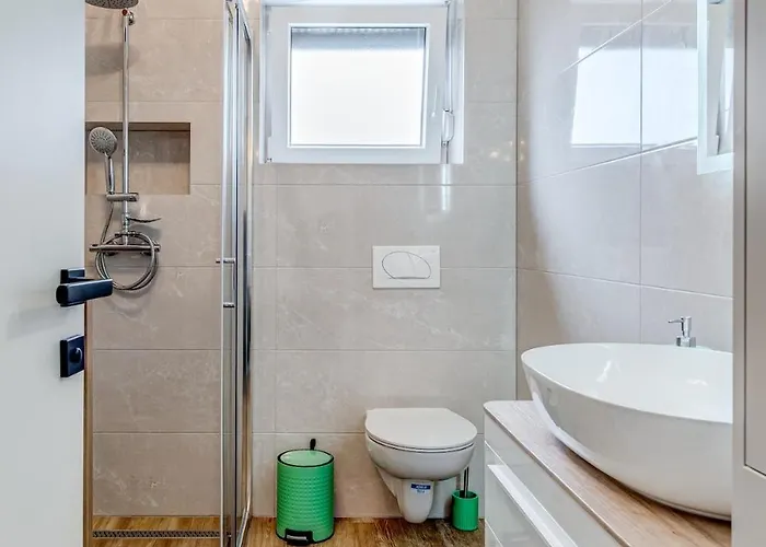 Deluxe Suite, 3 Bedrooms, 2 Bathrooms, Parking Apartment *