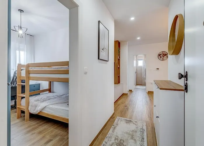 Deluxe Suite, 3 Bedrooms, 2 Bathrooms, Parking *