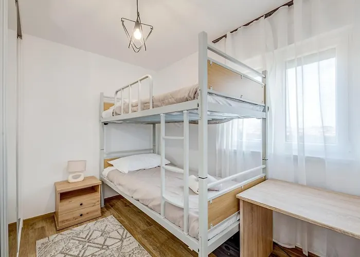 Deluxe Suite, 3 Bedrooms, 2 Bathrooms, Parking Apartment *