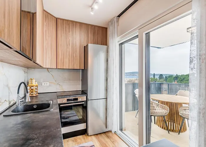 Apartment Deluxe Suite, 3 Bedrooms, 2 Bathrooms, Parking