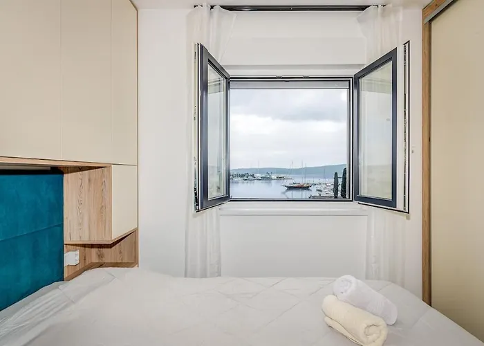 Apartment Deluxe Suite, 3 Bedrooms, 2 Bathrooms, Parking *