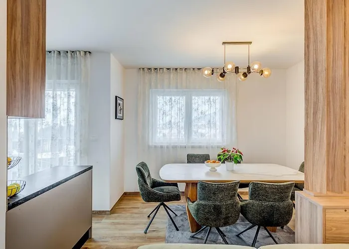 Apartment Deluxe Suite, 3 Bedrooms, 2 Bathrooms, Parking *