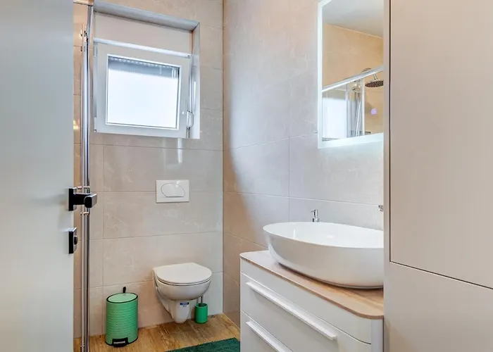 Apartment Deluxe Suite, 3 Bedrooms, 2 Bathrooms, Parking *