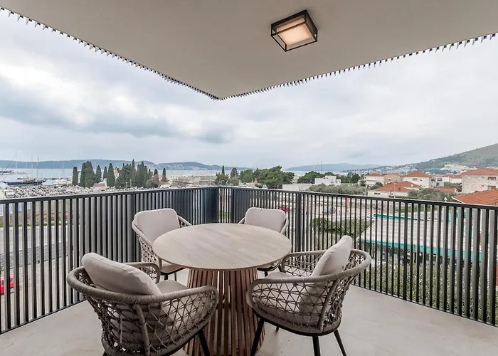 Deluxe Suite, 3 Bedrooms, 2 Bathrooms, Parking Apartment *