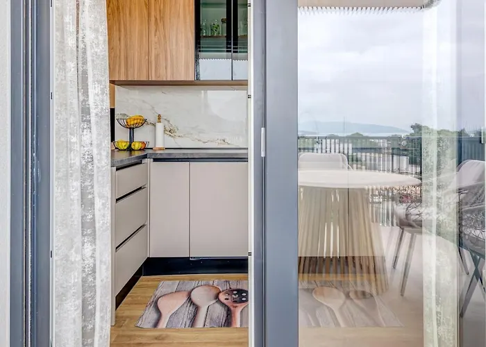 Deluxe Suite, 3 Bedrooms, 2 Bathrooms, Parking Apartment *