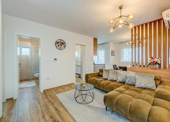 Deluxe Suite, 3 Bedrooms, 2 Bathrooms, Parking *