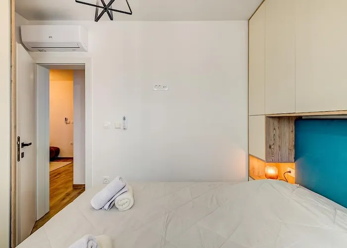 Apartment Deluxe Suite, 3 Bedrooms, 2 Bathrooms, Parking *